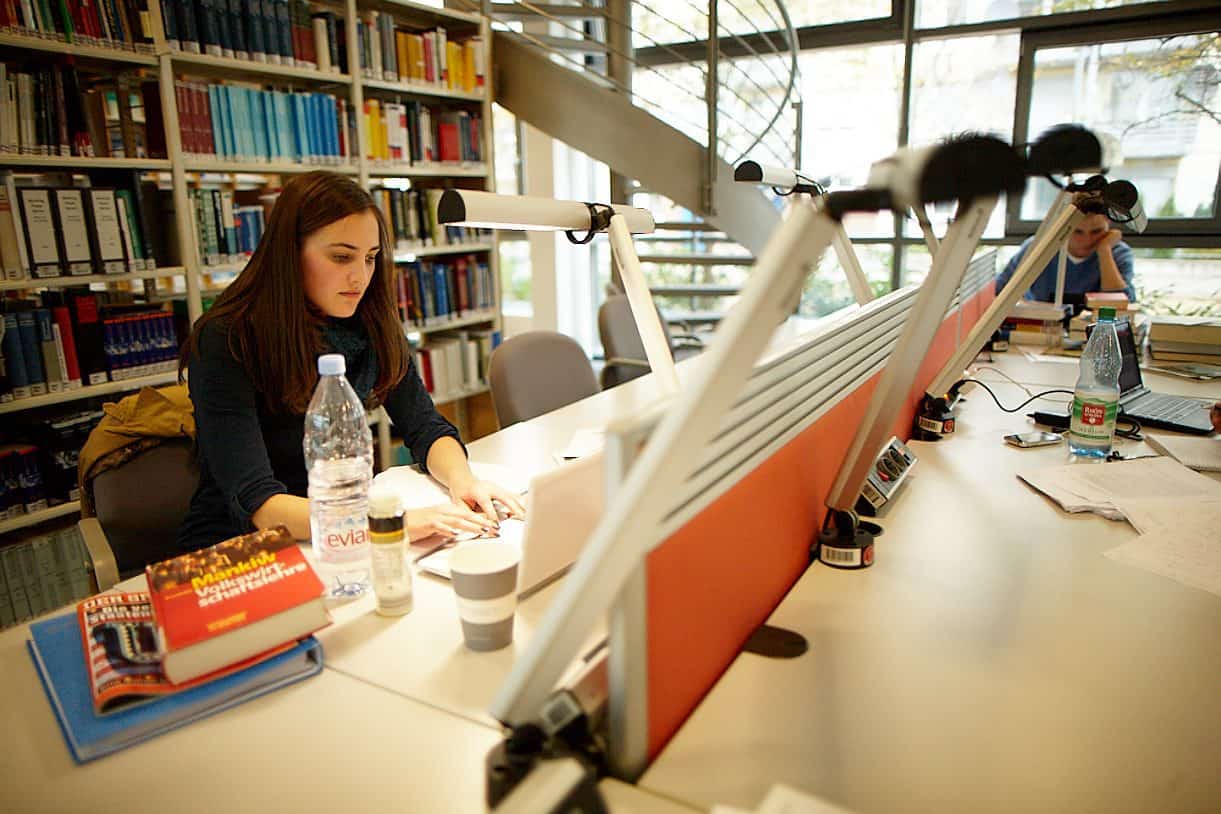Student at Frankfurt School library